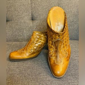 NWOT Sesto Meucci Natural Brown Italian Leather Mules